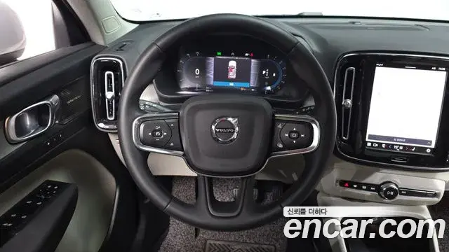 Volvo XC40 2022 — Photo 30/36