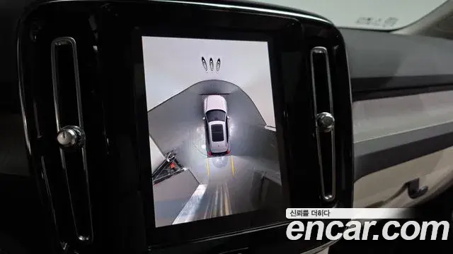 Volvo XC40 2022 — Photo 22/36