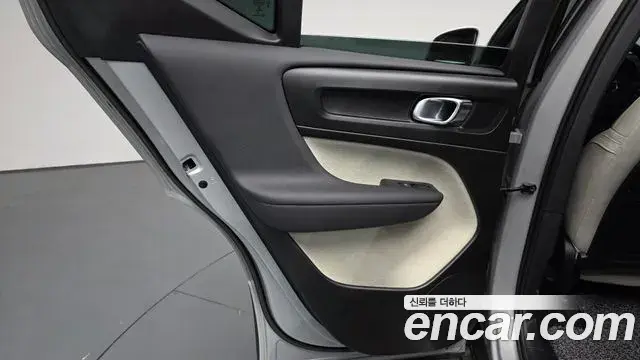 Volvo XC40 2022 — Photo 9/36