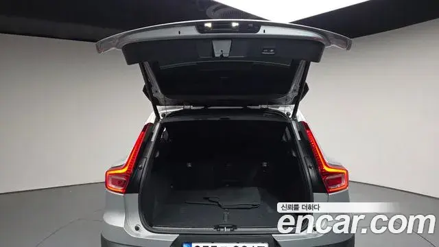 Volvo XC40 2022 — Photo 21/36