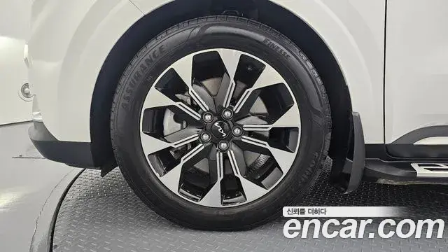 Kia Carnival 2023 — Şəkil 29/38