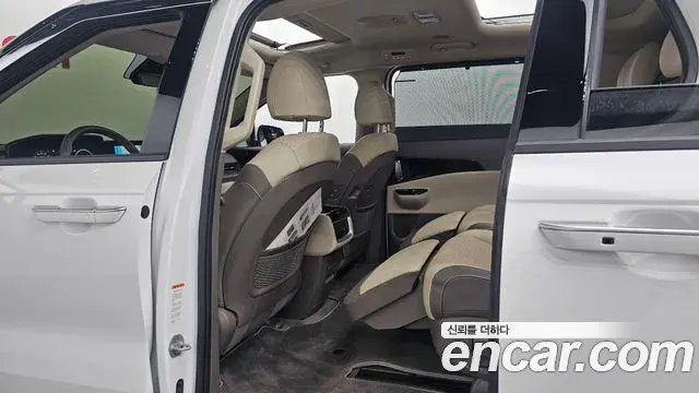 Kia Carnival 2023 — Şəkil 30/38