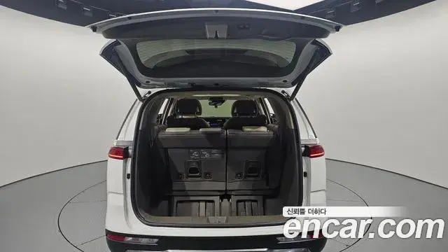 Kia Carnival 2023 — Şəkil 25/38