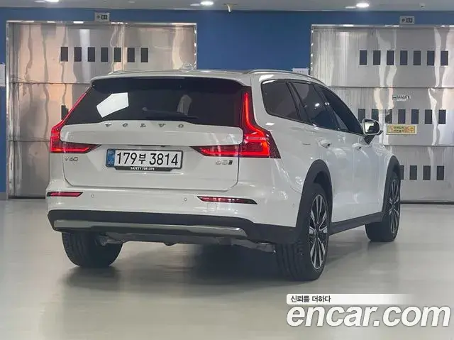Volvo V60 Cross Country 2025 — Фото 1/20