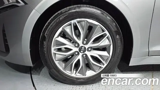 Kia K5 2020 — ფოტო 25/34