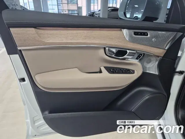 Volvo XC90 2025 — Фото 14/17