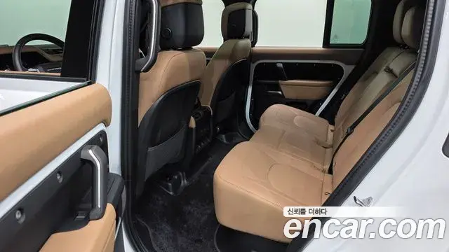 Land Rover Defender 2025 — Фото 13/20