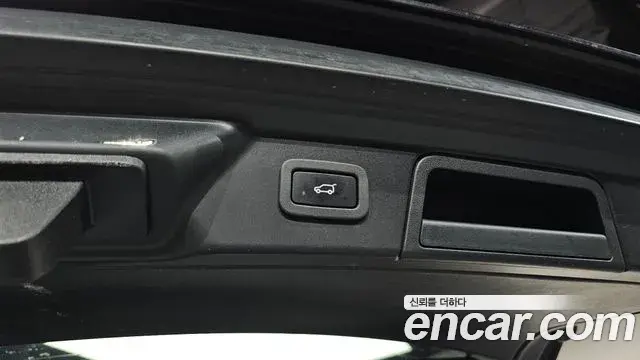Land Rover Range Rover Velar 2018 — ფოტო 28/41