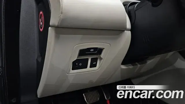Land Rover Range Rover Velar 2018 — ფოტო 29/41