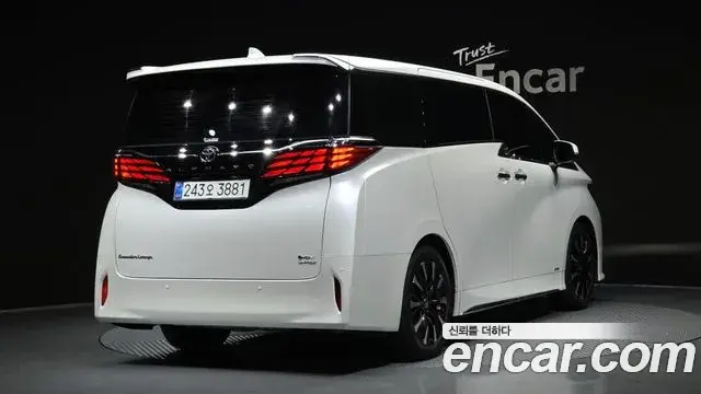 Toyota Alphard 2025 — Photo 16/38