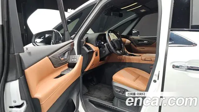 Toyota Alphard 2025 — Photo 29/38