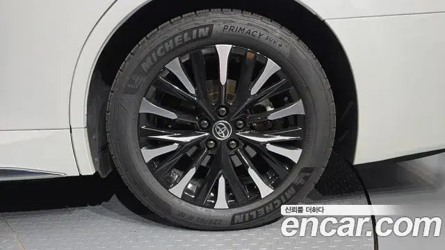 Toyota Alphard 2025 — Photo 8/38