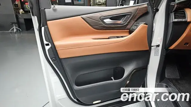 Toyota Alphard 2025 — Photo 35/38