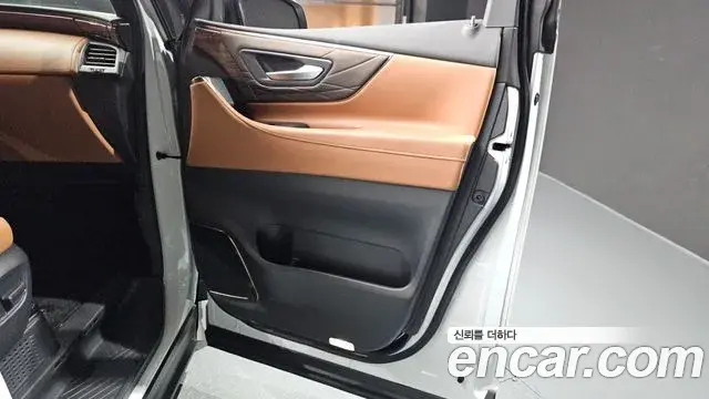 Toyota Alphard 2025 — Photo 23/38