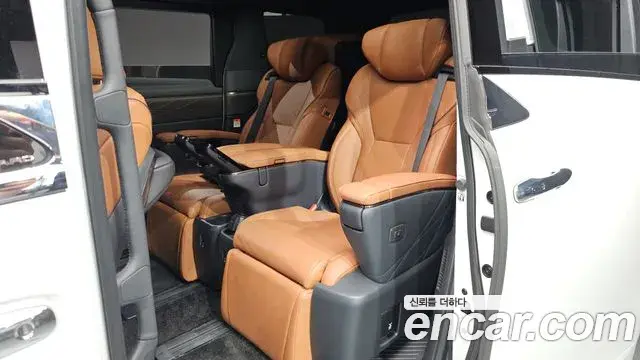 Toyota Alphard 2025 — Photo 20/38