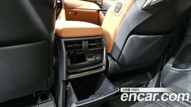 Toyota Alphard 2025 — Photo 21/38