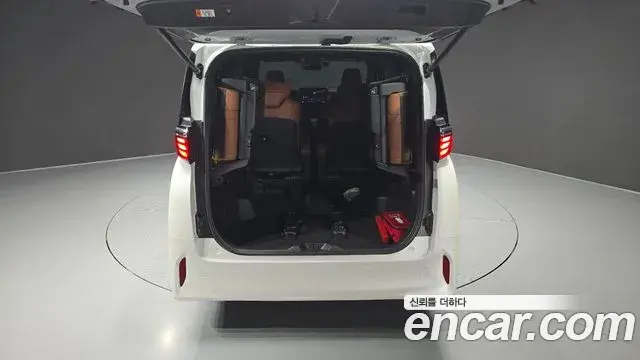 Toyota Alphard 2025 — Photo 34/38