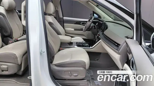 Kia Carnival 2023 — Photo 8/32