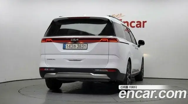 Kia Carnival 2023 — Şəkil 23/32