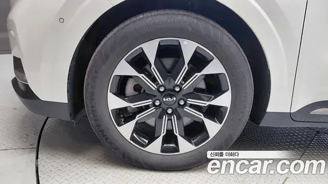Kia Carnival 2023 — Şəkil 30/32