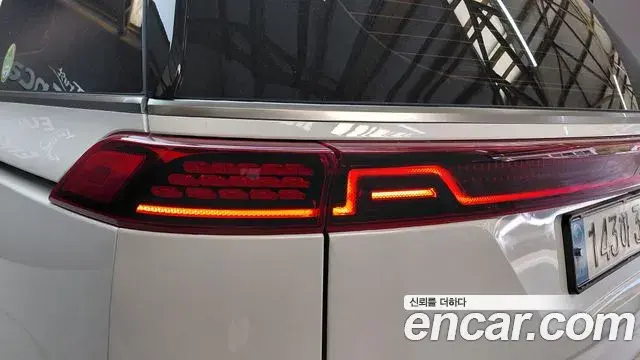 Kia Carnival 2023 — Şəkil 28/32