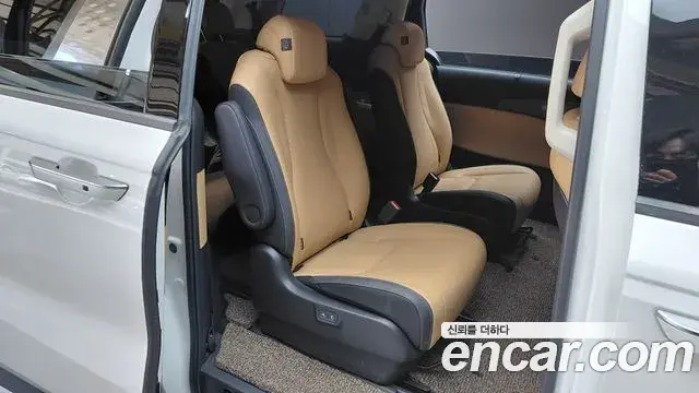 Kia Carnival 2023 — Şəkil 29/32