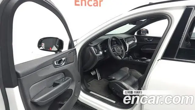 Volvo XC60 2020 — Фото 10/20