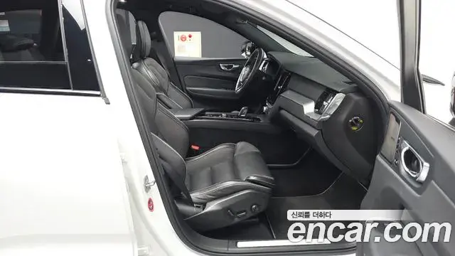 Volvo XC60 2020 — Фото 11/20