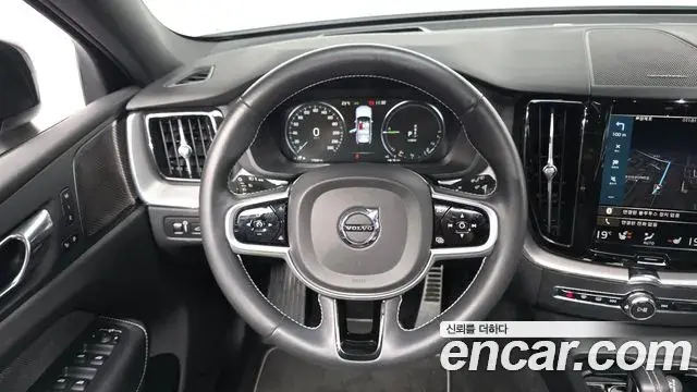 Volvo XC60 2020 — Фото 13/20