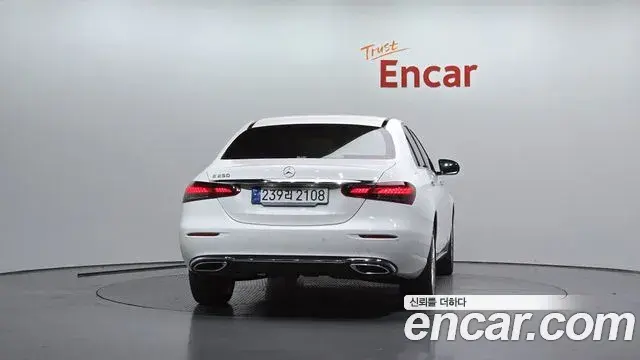 Mercedes-Benz E-Class 2023 — Фото 4/20
