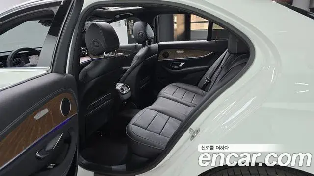 Mercedes-Benz E-Class 2023 — Фото 11/20