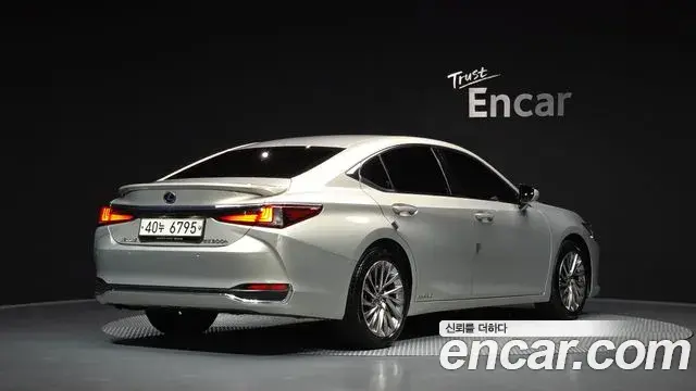 Lexus ES300h 2020 — Фото 2/20