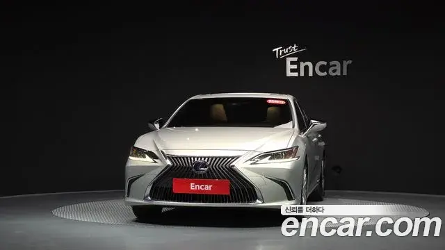 Lexus ES300h 2020 — Фото 3/20