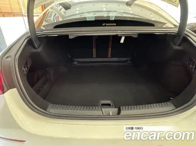 Mercedes-Benz E-Class 2025 — Photo 18/20