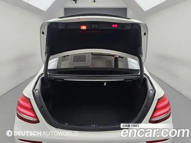 Mercedes-Benz E-Class 2020 — Фото 18/20