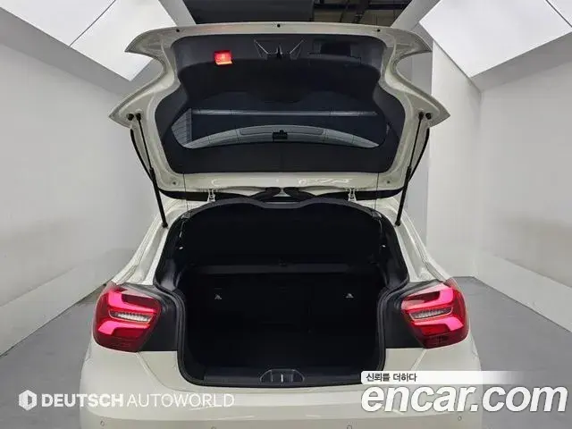 Mercedes-Benz A-Class 2018 — Şəkil 19/20