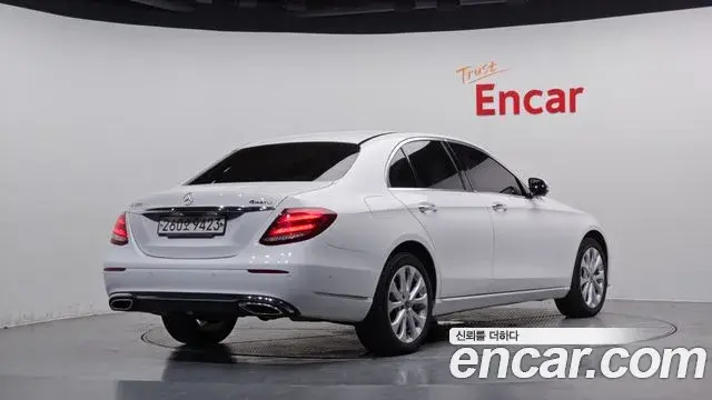 Mercedes-Benz E-Class 2020 — Photo 11/20