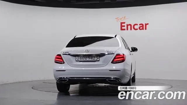 Mercedes-Benz E-Class 2020 — Photo 9/20
