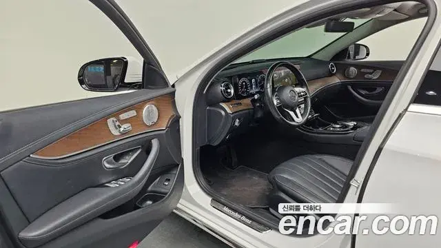 Mercedes-Benz E-Class 2020 — Photo 5/20