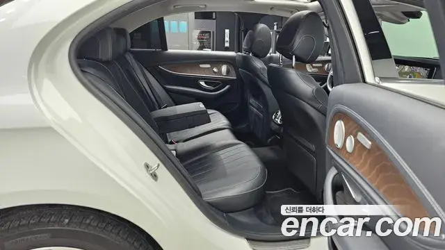 Mercedes-Benz E-Class 2020 — Photo 7/20