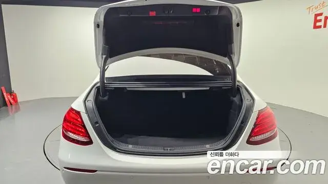 Mercedes-Benz E-Class 2020 — Photo 15/20