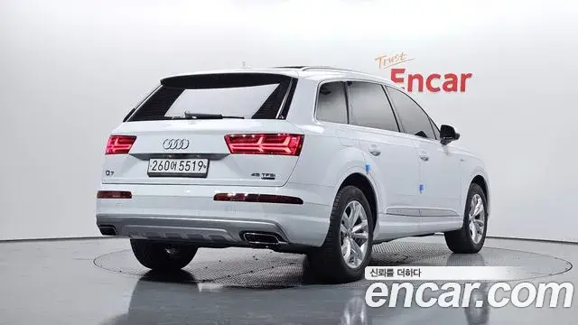 Audi Q7 2019 — ფოტო 17/20
