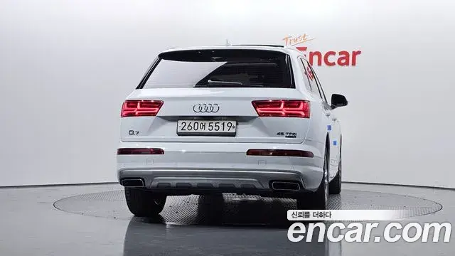 Audi Q7 2019 — ფოტო 5/20