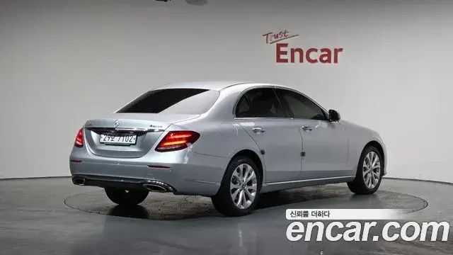 Mercedes-Benz E-Class 2018 — ფოტო 17/20