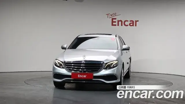 Mercedes-Benz E-Class 2018 — ფოტო 13/20