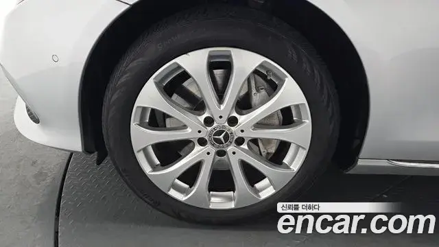 Mercedes-Benz E-Class 2018 — ფოტო 15/20