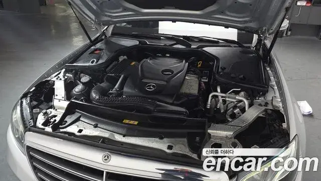 Mercedes-Benz E-Class 2018 — ფოტო 14/20