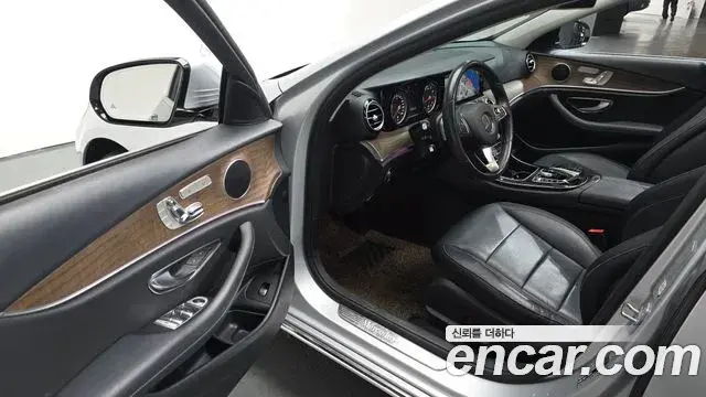 Mercedes-Benz E-Class 2018 — ფოტო 7/20
