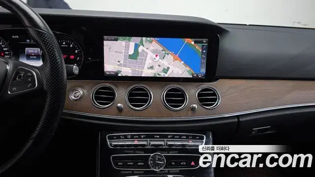 Mercedes-Benz E-Class 2018 — ფოტო 18/20