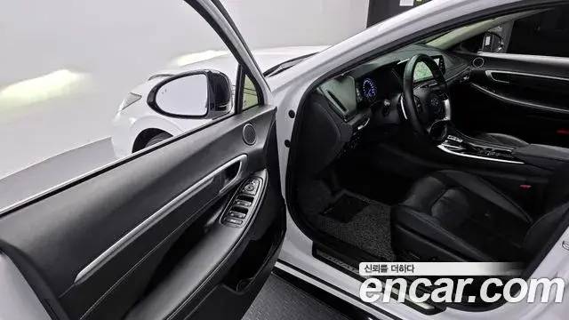 Hyundai Sonata Hybrid 2021 — Photo 18/19